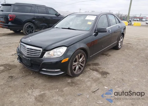 2013 Mercedes-Benz C 300 Luxury 4Matic из США, поврежденный, VIN WDDGF8ABXDR277743